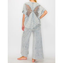 Load image into Gallery viewer, Mineral Wash Wide Leg Cropped Pants
