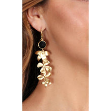 Load image into Gallery viewer, Dainty Flower Earrings
